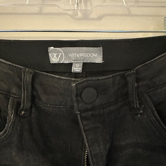 Wit & Wisdom Black Cropped Frayed Hem Jeans — Women’s Size 12 - Picture 3 of 4